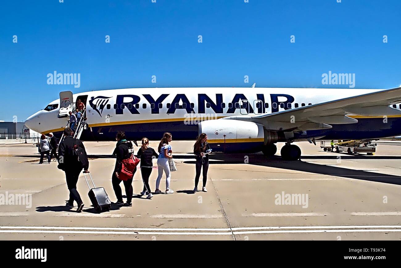 Flugzeug der Fluglinie Ryanair auf dem Rollfeld eines Flughafens Stockfoto