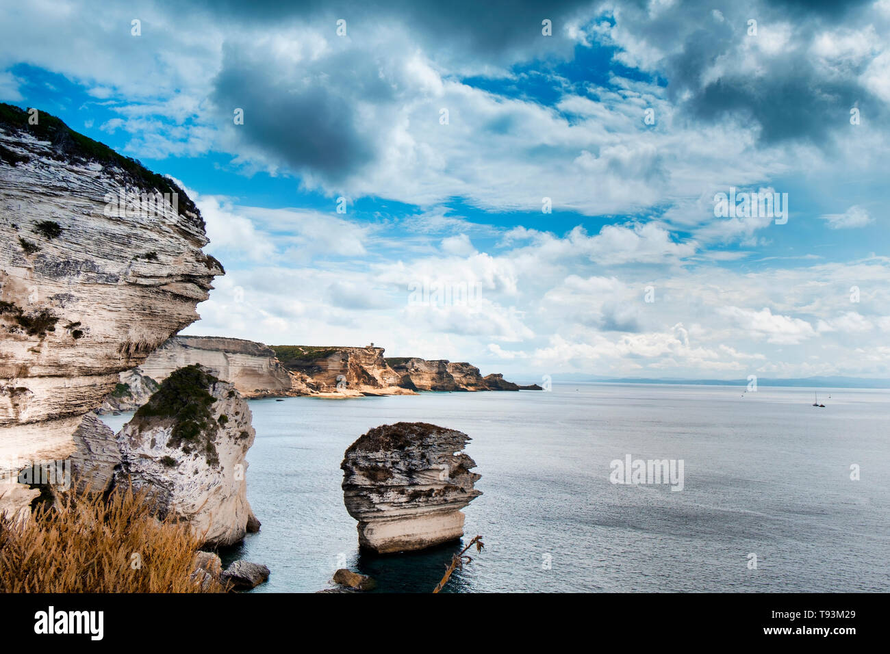 Ein Blick auf die malerische Landschaft von Klippen über dem Mittelmeer in Bonifacio, Korsika, in Frankreich, wobei die berühmten Grain de Sable Meer Stockfoto