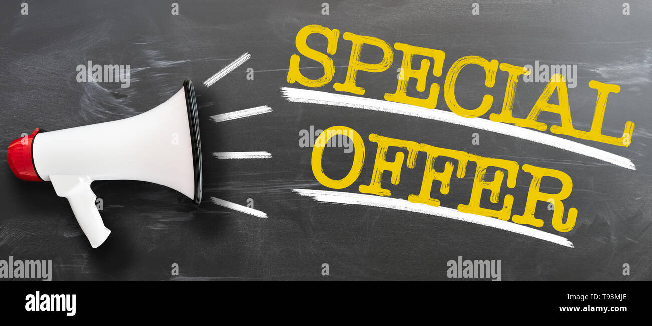Text ANGEBOT auf Tafel mit Megafon Business Konzept Stockfoto