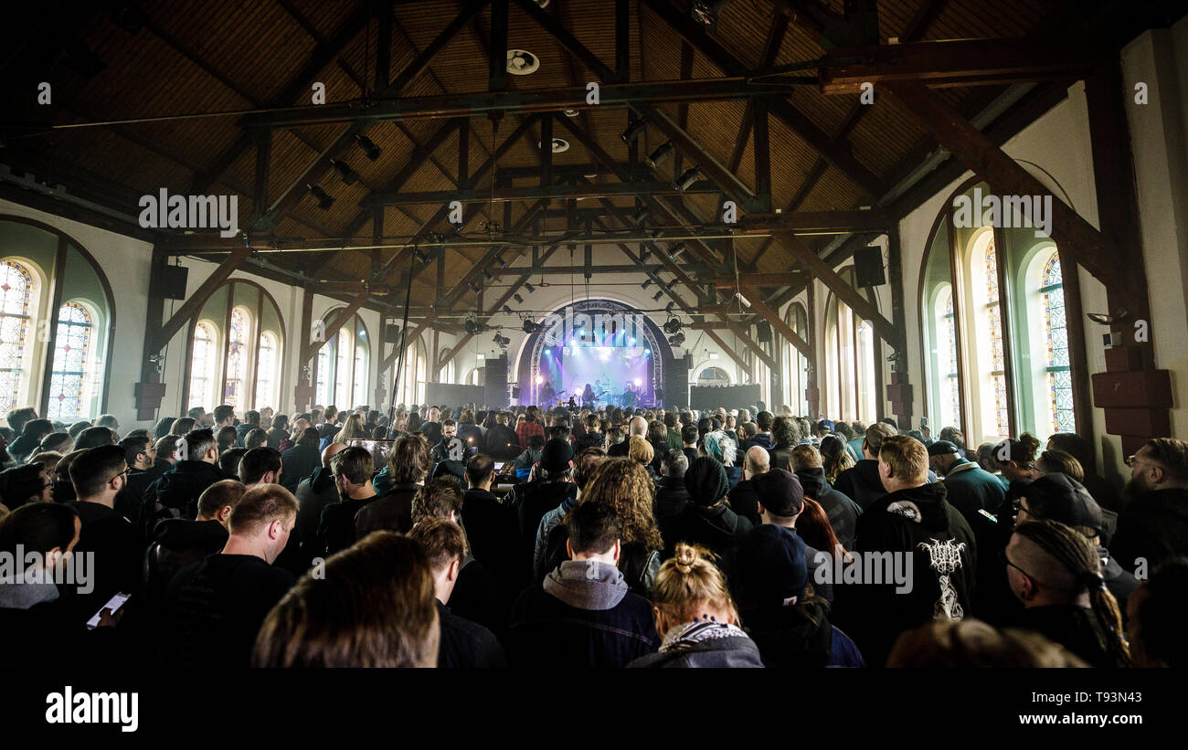 Niederlande, Tilburg - 13. April 2019. Konzertbesucher an einem der vielen Live Konzerte während der niederländischen Metal Festival Roadburn Festival 2019 in Tilburg. (Foto: Gonzales Foto - Peter Troest). Stockfoto