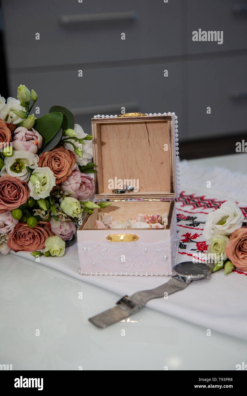 Blumenstrauß mit wunderschönen Rosen und Ringe Stockfoto