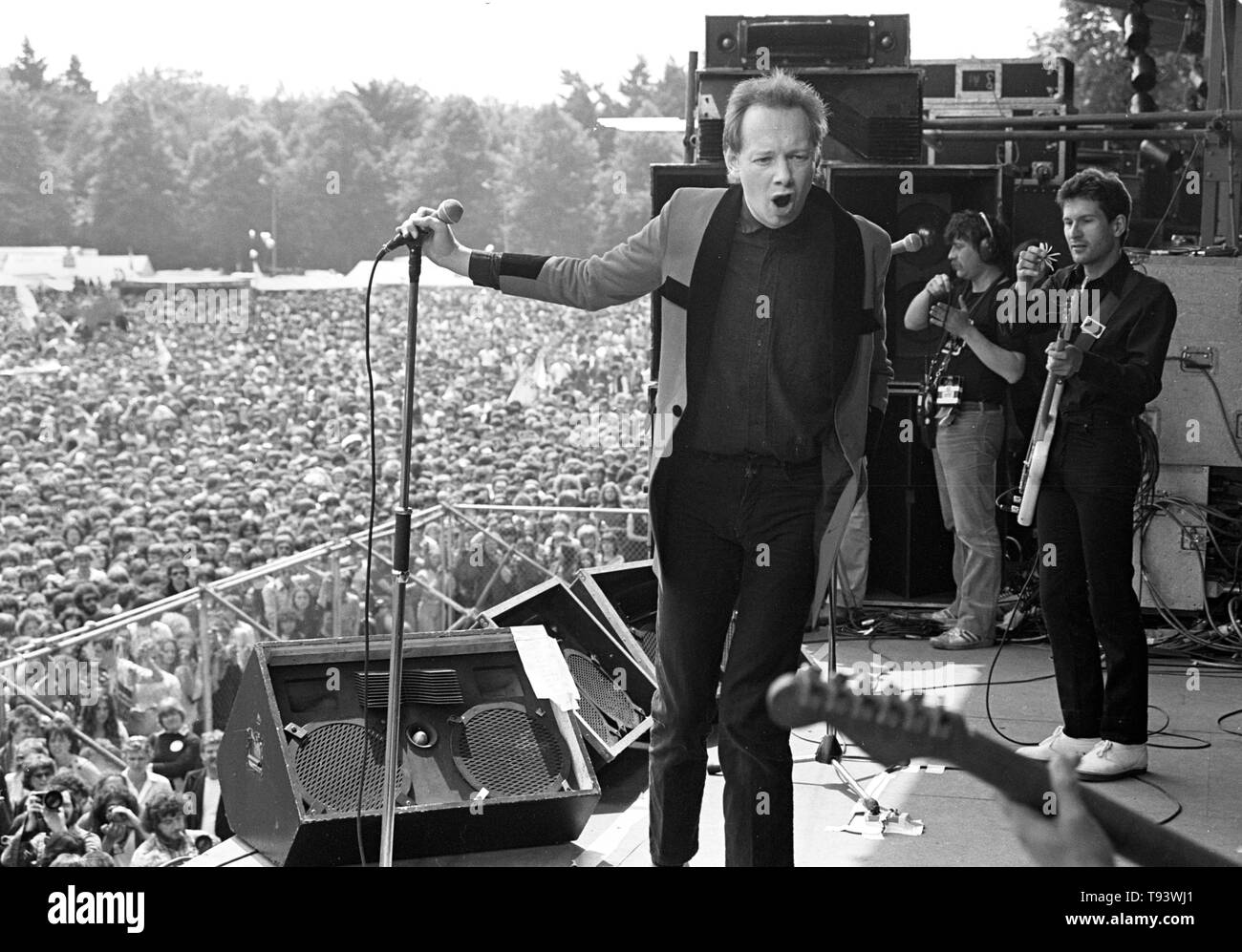 GELEEN, Niederlande - 26. Mai: englischer Sänger Joe Jackson führt live auf der Bühne bei PinkPop Festival in Geleen, Niederlande Am 26. Mai 1980. (Foto von Gijsbert Hanekroot) Stockfoto