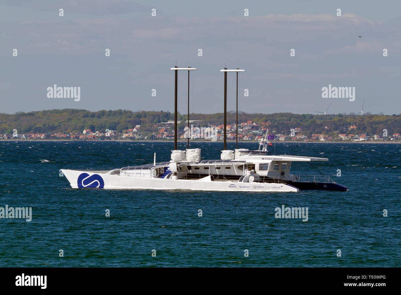 Der WIND-, Solar- und wasserstoffbetriebene ENERGIEBEOBACHTER im Sound Øresund nördlich von Elsinore auf seiner Odyssee rund um die Welt nach Kopenhagen. Stockfoto