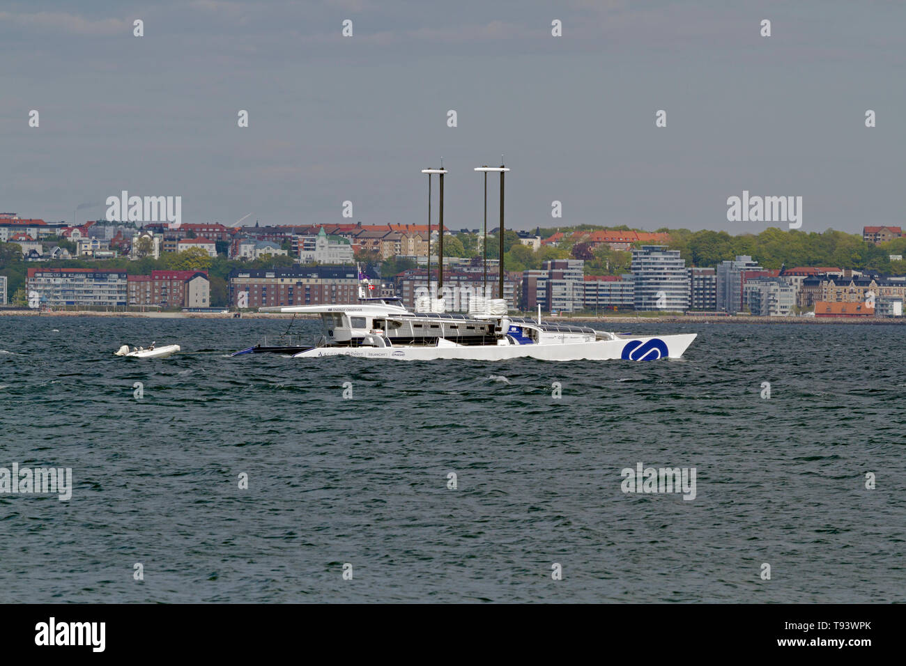 Der WIND-, Solar- und wasserstoffbetriebene ENERGIEBEOBACHTER im Sound Øresund nördlich von Elsinore auf seiner Odyssee rund um die Welt nach Kopenhagen. Stockfoto