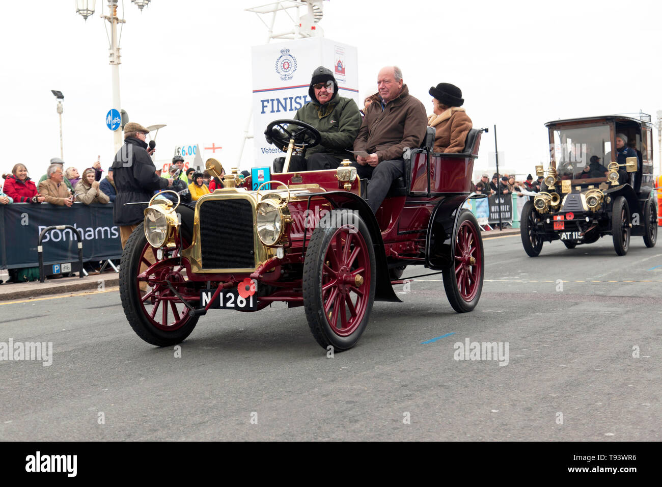 Herr Alan Beardshaw am Steuer seines 1903 Clement, am Ende der London 2018 nach Brighton Veteran Car Run Stockfoto