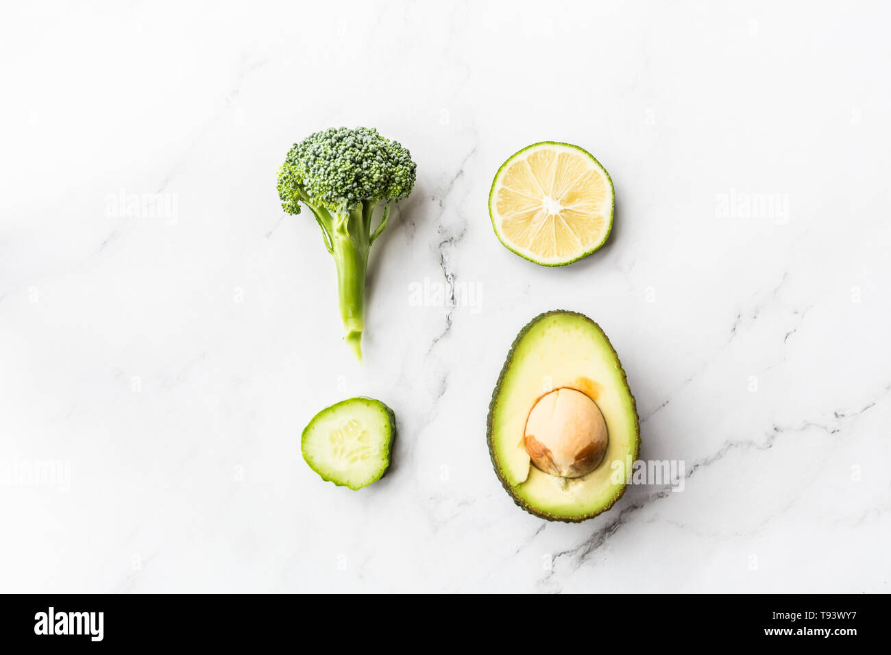 Frische Avocado, Kalk, Brokkoli, grüne Erbsen, Gurken, grüner Pfeffer.  Flach. Essen Konzept. Grünes Gemüse liegen auf weißem Hintergrund  Stockfotografie - Alamy