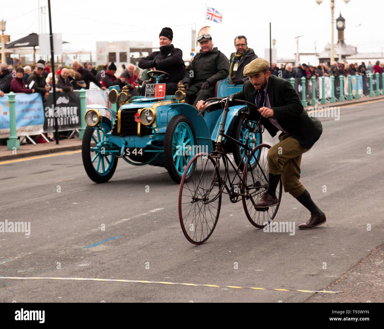 Ein Veteran Radfahrer Montage seiner Maschine, nach dem Interview, am Ende von London 2018 nach Brighton Veteran Car Run, Teil eines erfolgreichen Versuch. Stockfoto