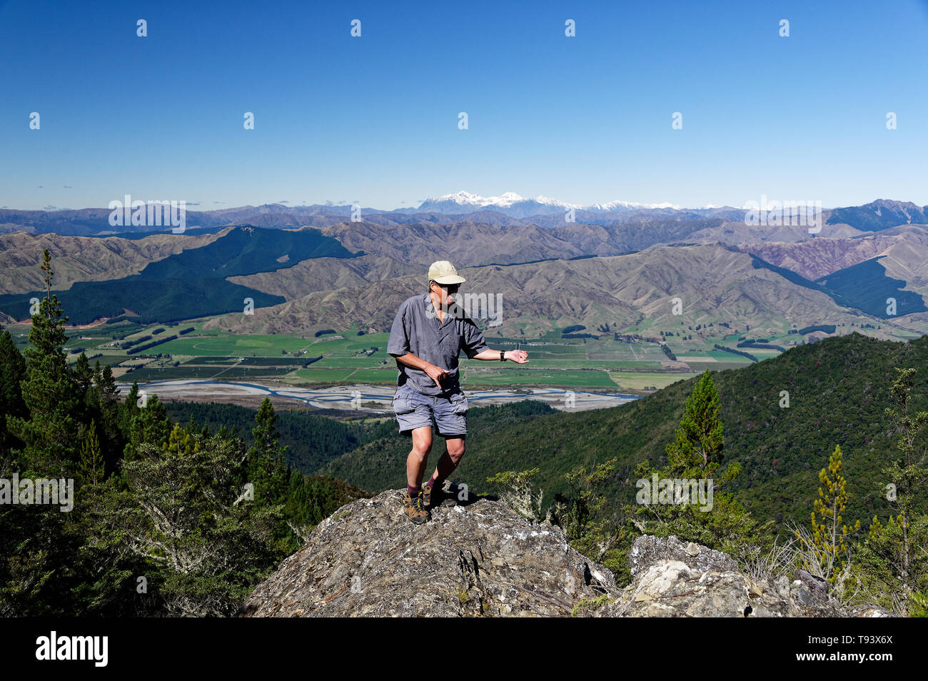 Ein älterer Mann, der nicht der traditionelle Ort zum Tanzen ist, macht eine Jig an einem Bergvorsprung und zeigt, dass Alter kein Hindernis für schlechtes Verhalten ist. Stockfoto