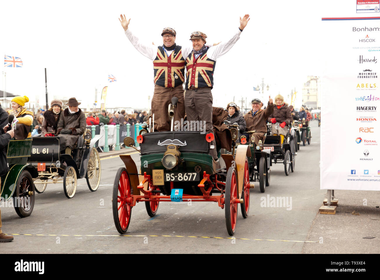 Herr Mark Farrall und Freund feiern in Ihren 1901 Albion, an der Ziellinie der London 2018 nach Brighton Veteran Car Run. Stockfoto