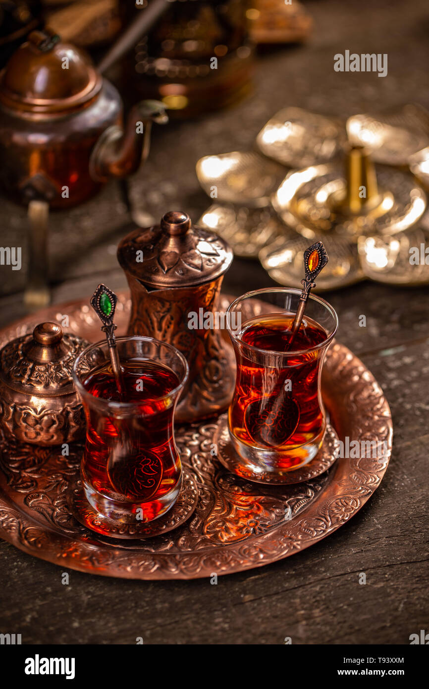 Traditionellen türkischen Tee mit Türkischem Tee Tasse und Kupfer Tee pot Stockfotografie