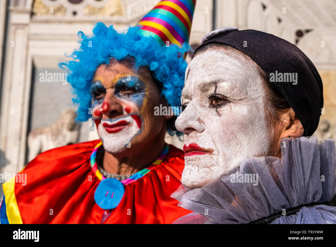 Zwei als Clowns maskierten Personen in schöne kreative Kostüme, feiert die Venezianischen Karneval Stockfoto