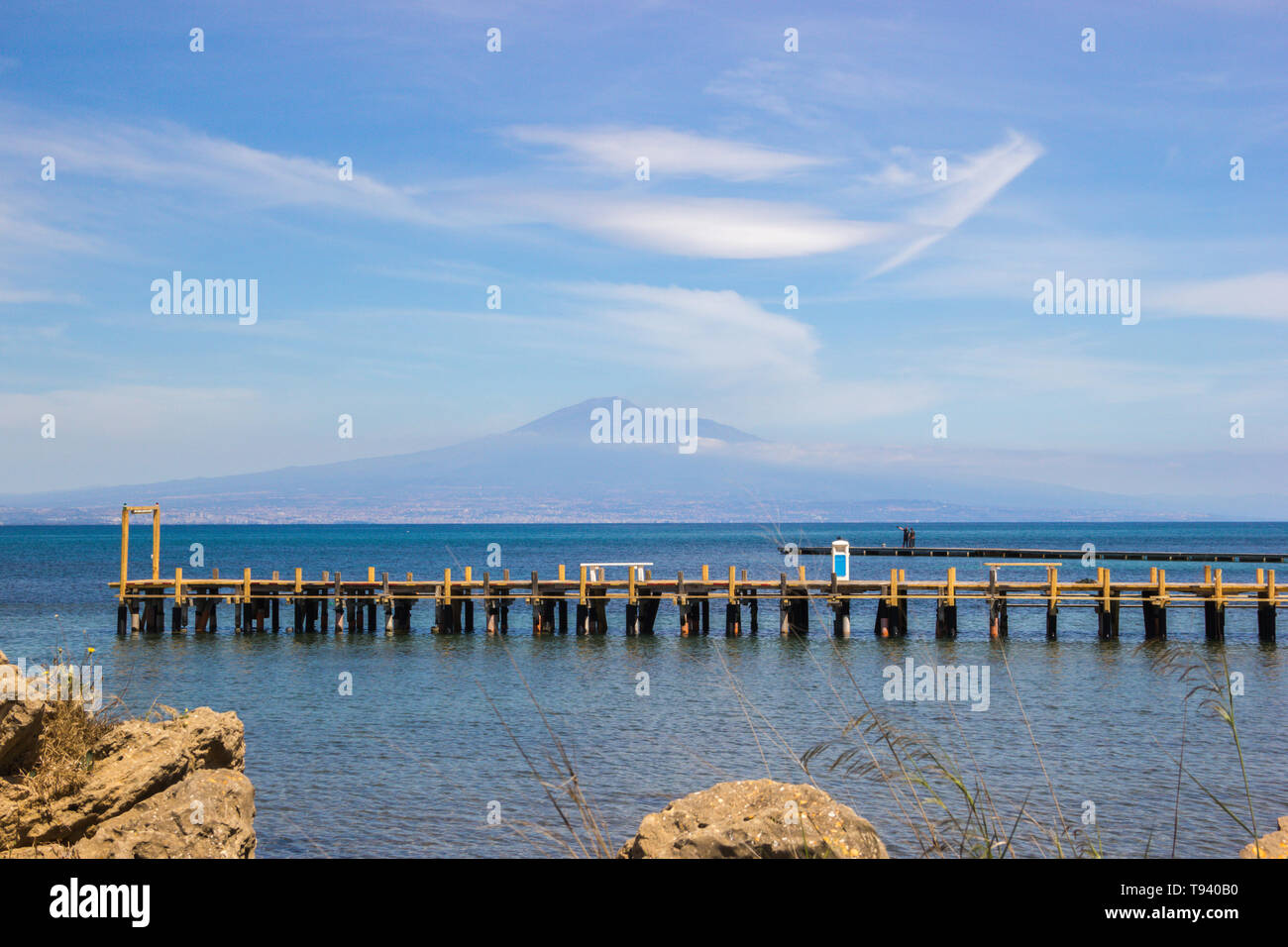 Brucoli Marine am Ätna auf der Suche aus dem Hafen, hölzernen Pier im blauen Meer, klare Farben Stockfoto