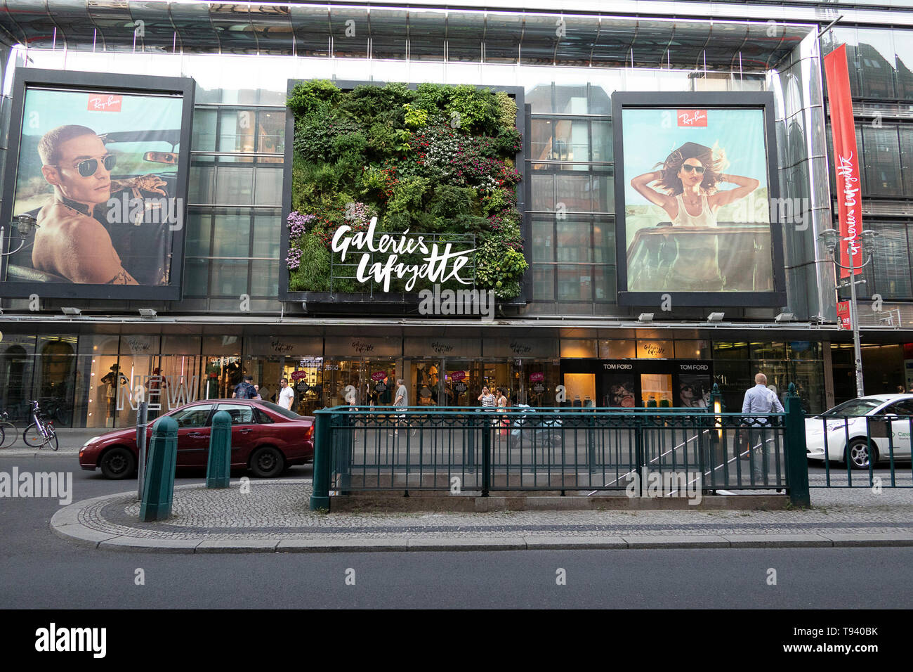 Deutschland, Berlin: Fassade des Kaufhauses Galeries Lafayette entlang "Friedrichstraße" Straße Stockfoto