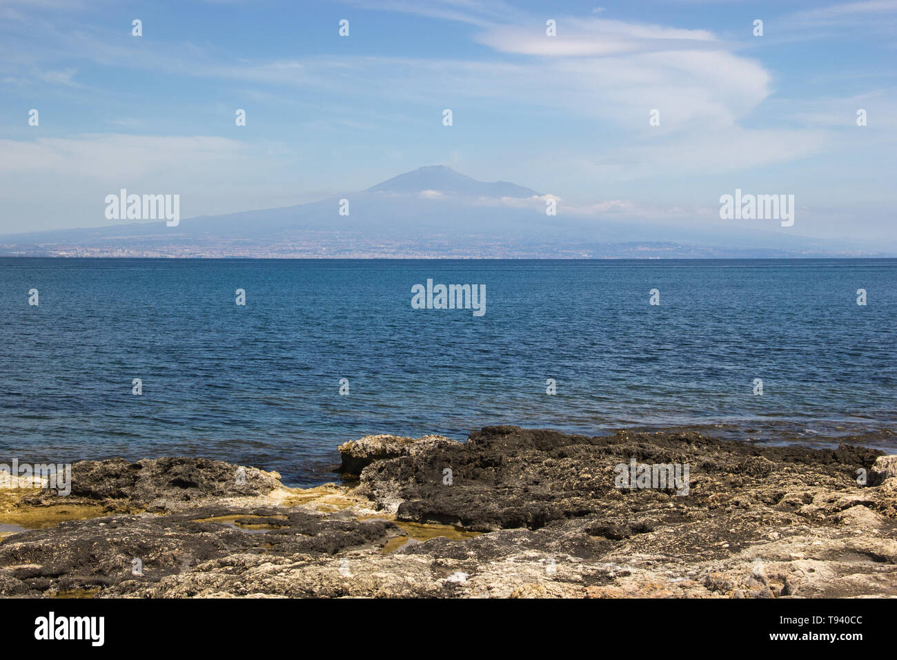 Brucoli Aussicht auf Meer, Küste und den Ätna und in der Ferne das blaue Meer und Himmel Stockfoto