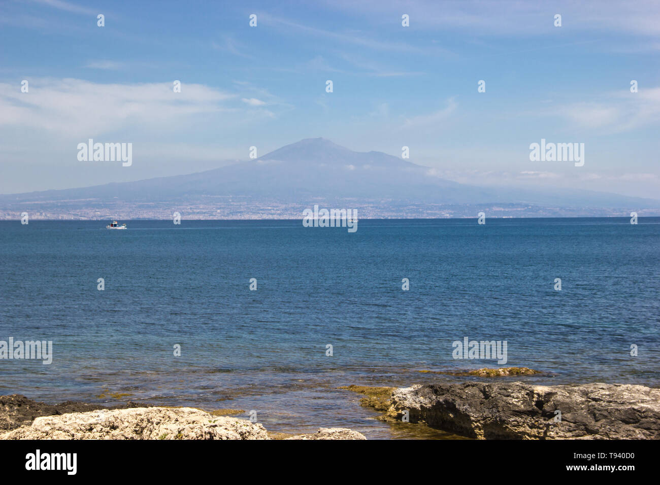 Brucoli schöne Panorama auf das Meer von der Küste, dem blauen Meer und Himmel, Ätna im Hintergrund Stockfoto