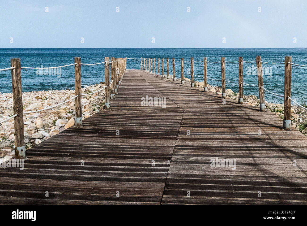 Holzsteg zum Meer führt in Tusca, Mittelmeerküste, Sizilien, Italien Stockfoto