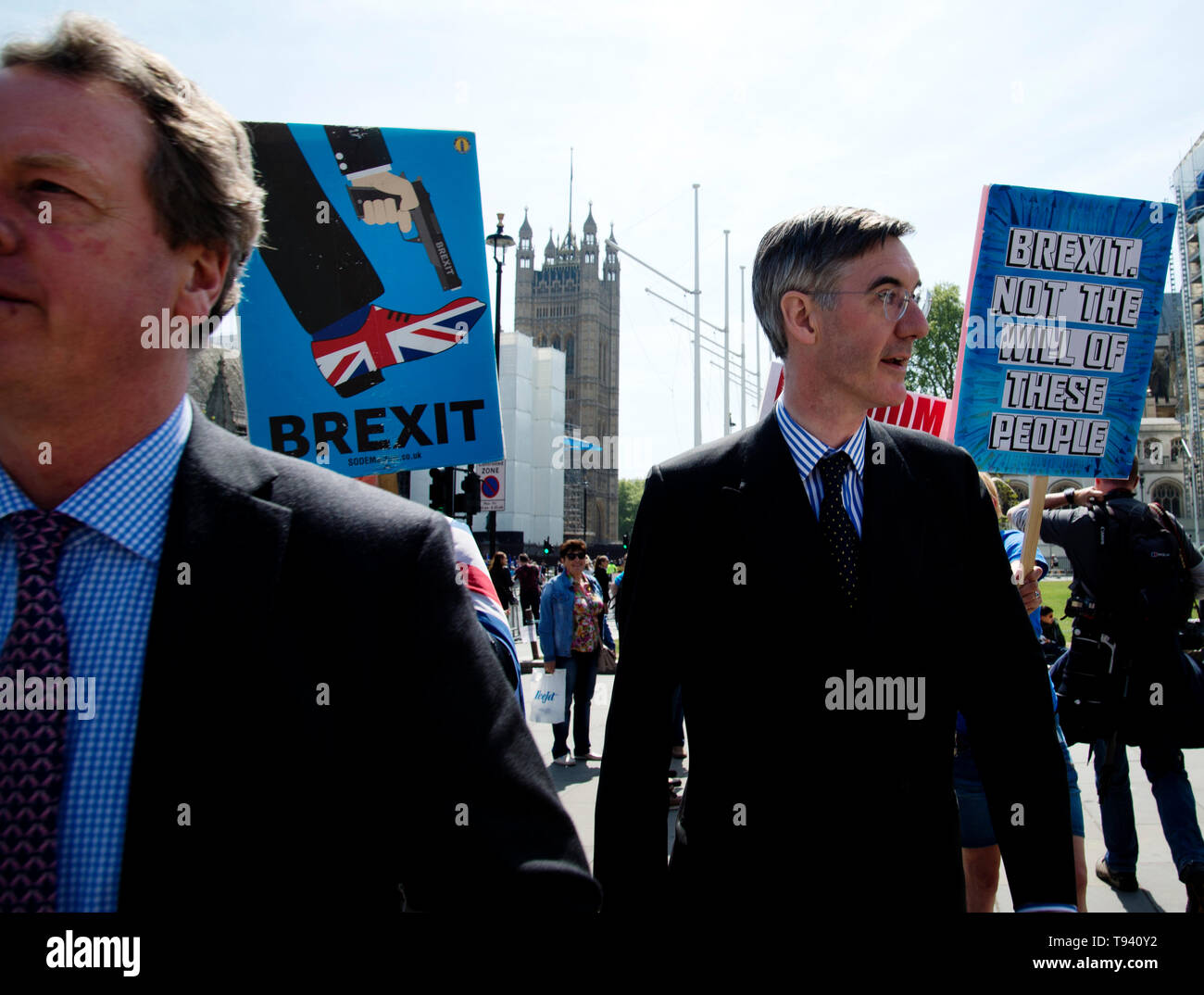 Parliament Square, Westminster, London. 16. Mai 2019. Die Demonstranten für und gegen Brexit mit Jacob Rees Mogg MP Stockfoto