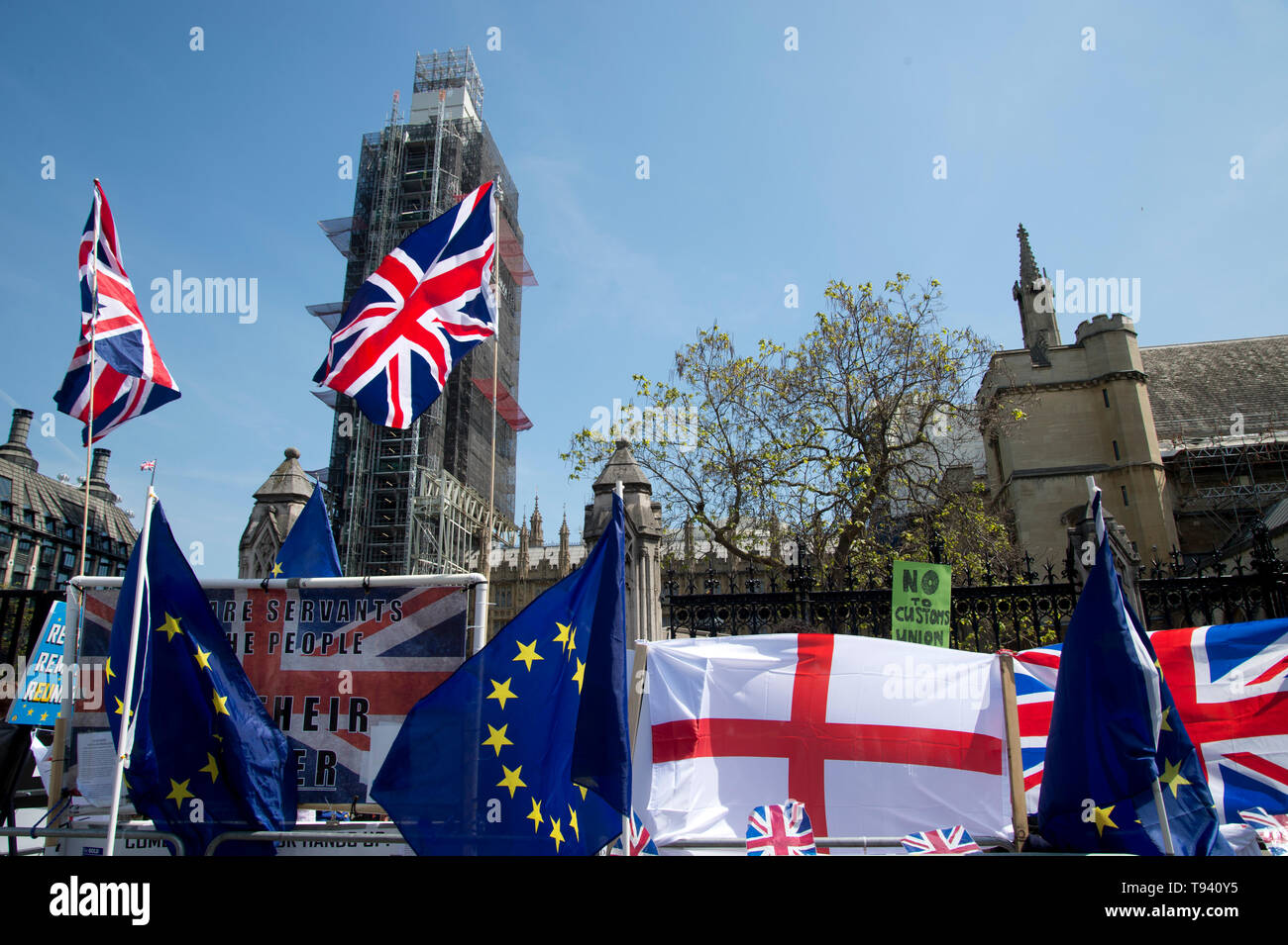 Parliament Square, Westminster, London. 16. Mai 2019. Flaggen - Englische und Europäische. Stockfoto