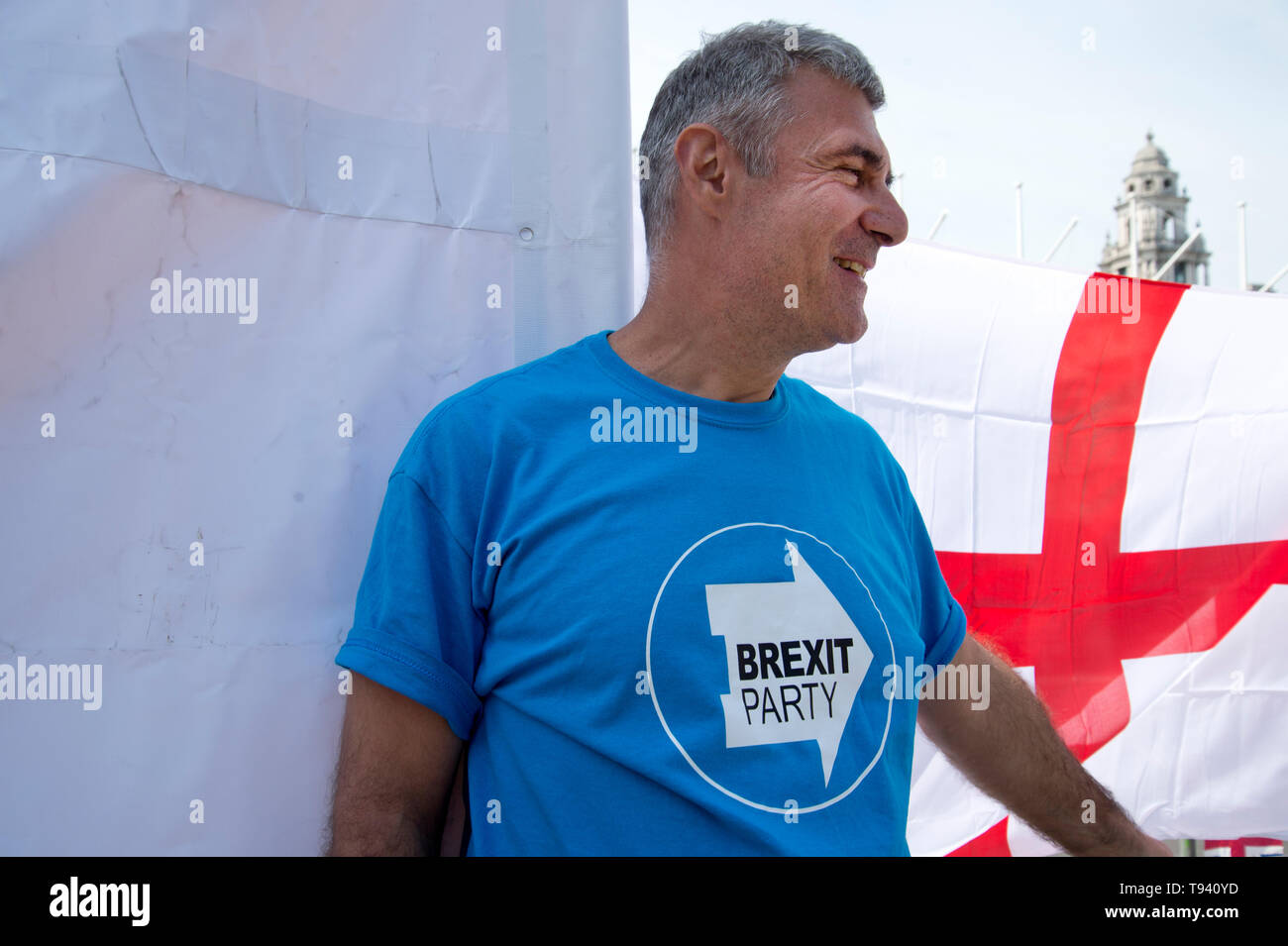 Parliament Square, Westminster, London. 16. Mai 2019. Eine Demonstrantin verlassen, trägt ein T-Shirt, die sagt, 'Brexit Party'. Stockfoto