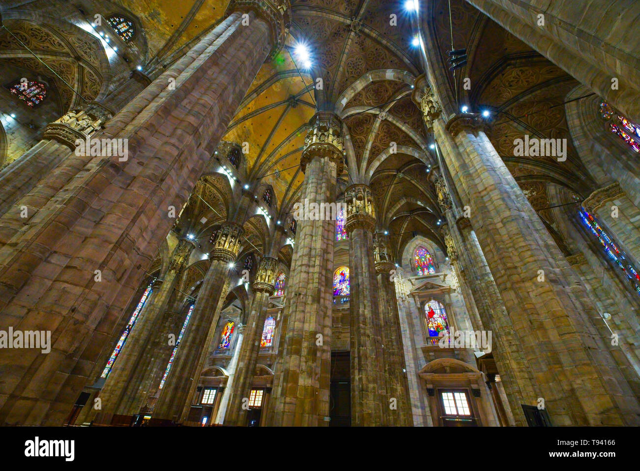 Geringer Betrachtungswinkel von hauptschiff in der Mailänder Dom (Duomo di Milano), Italien. Stockfoto