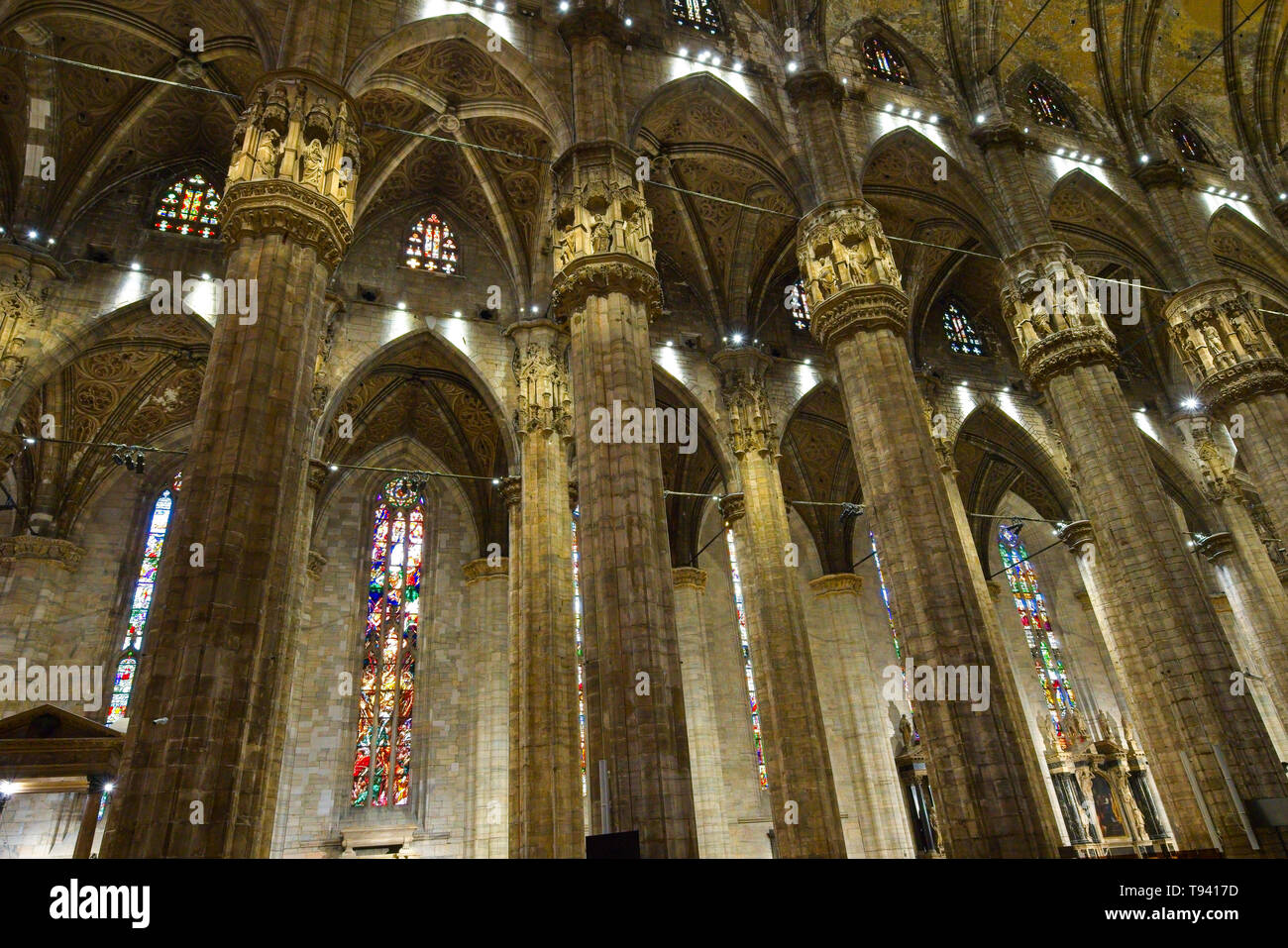 Geringer Betrachtungswinkel von hauptschiff in der Mailänder Dom (Duomo di Milano), Italien. Stockfoto