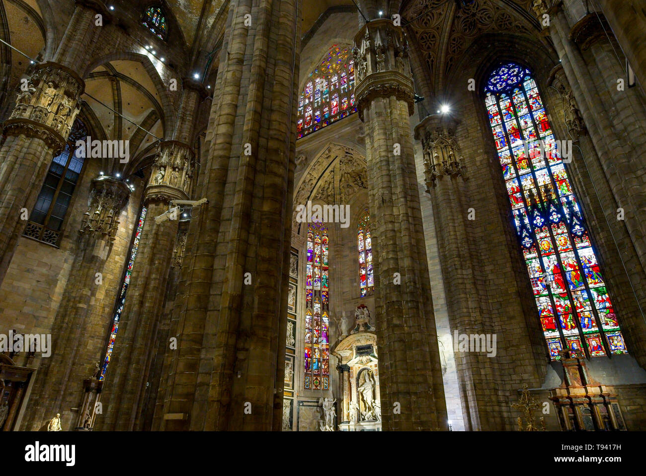 Geringer Betrachtungswinkel von hauptschiff in der Mailänder Dom (Duomo di Milano), Italien. Stockfoto