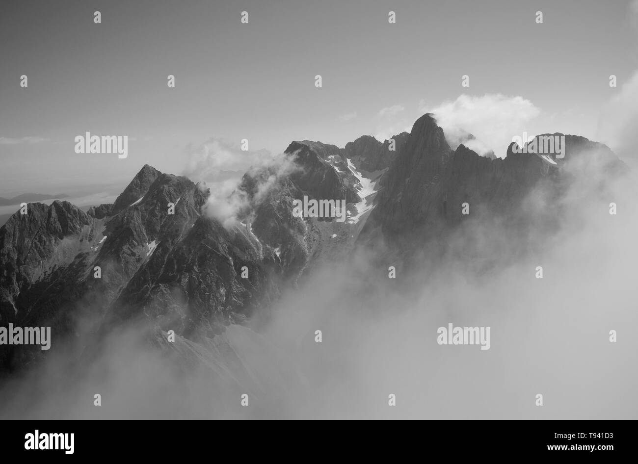 Berge, Gipfel in Wolken, die Schwarz-Weiß-Fotografie Stockfoto