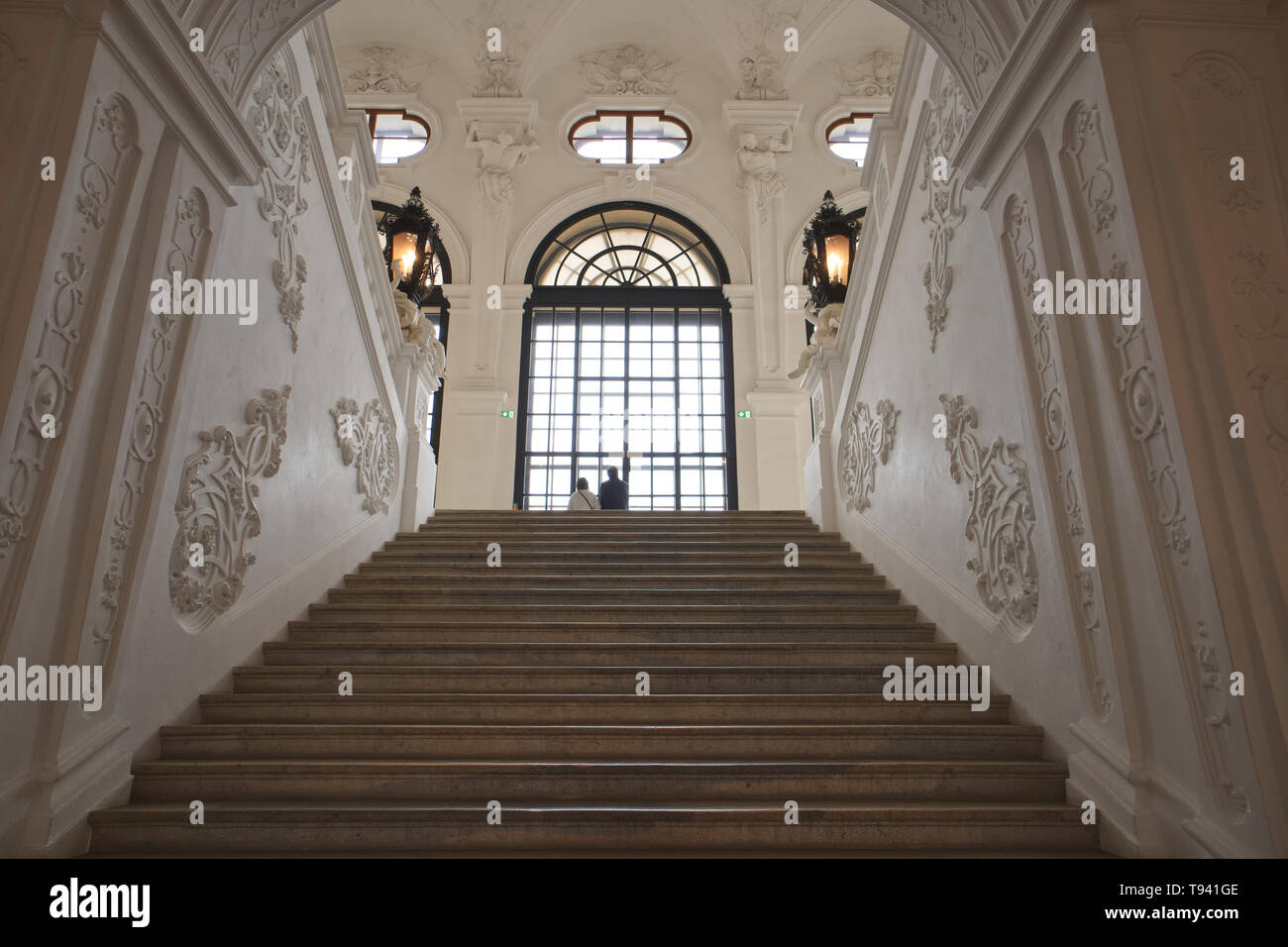 Marmor Treppe Treppe der Eingang im Inneren des berühmten Art Museum im Schloss Belvedere in Wien Österreich Stockfoto