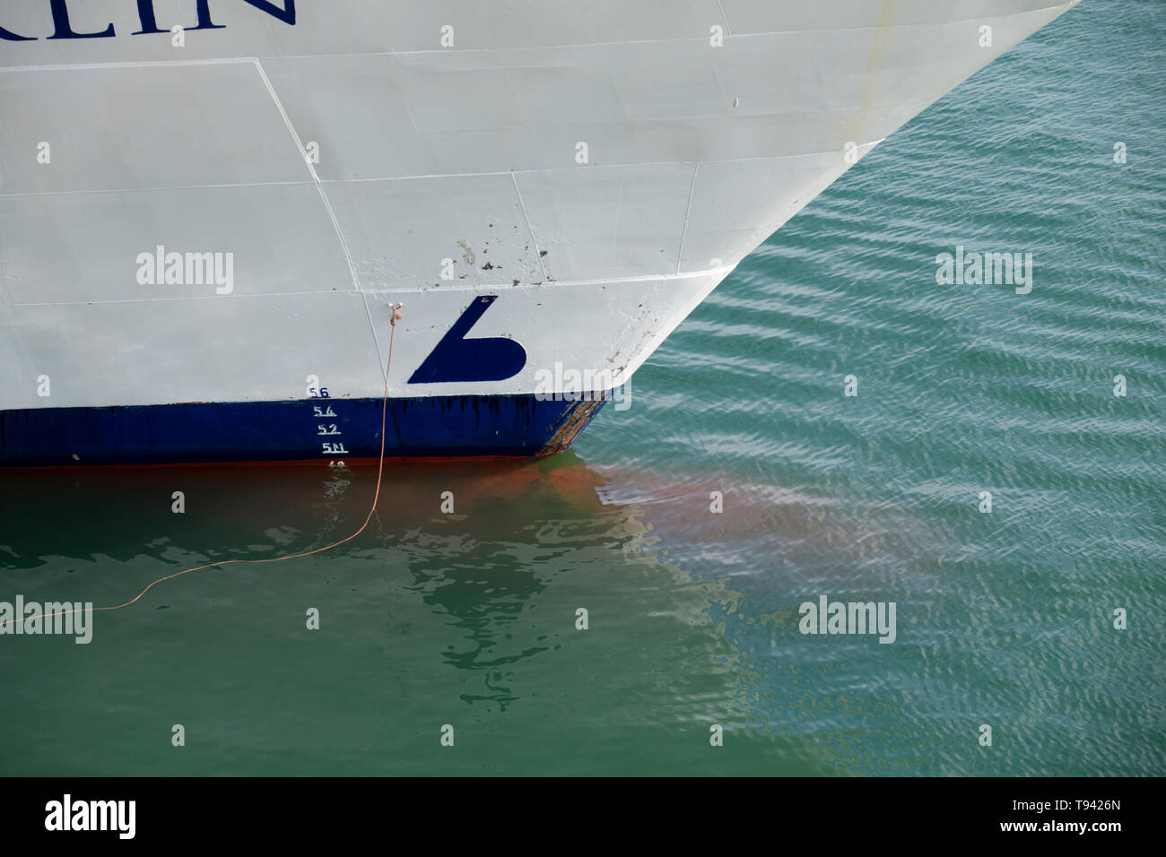 Detail der Bugbirne des Berliner Kreuzfahrtschiffs, das im Hafen von Barcelona angedockt ist. April 2019 Stockfoto