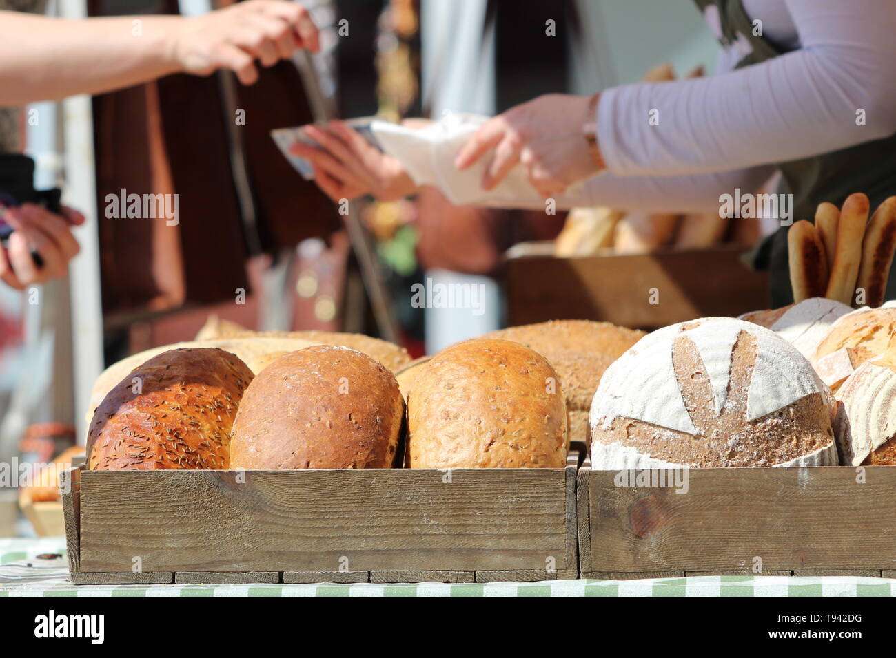 Transaktion in der Bäckerei in Edinburgh Stockfoto