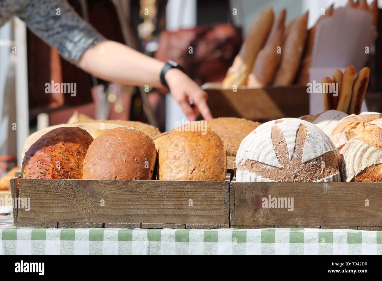 Weibliche Hand nach unten zu Brot auf einem Markt in Edinburgh Stockfoto