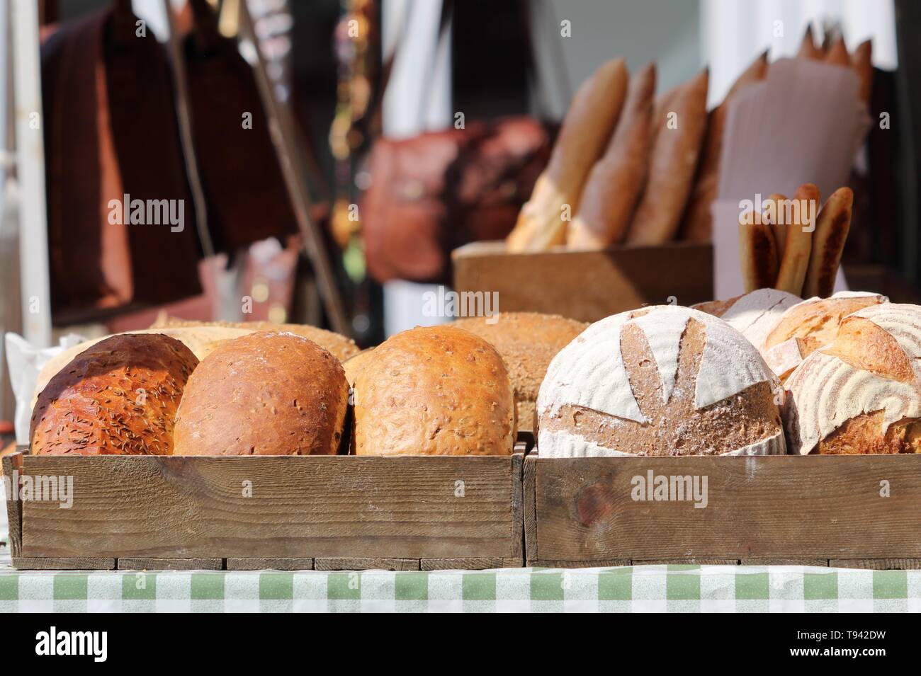 Marktstand Bäckerei mit Brote und Land und Baguette in Edinburgh. Stockfoto