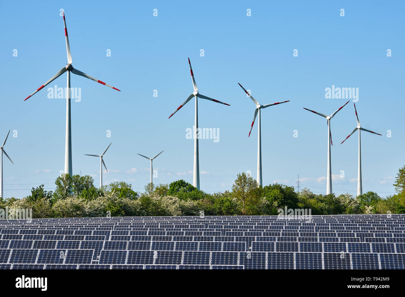 Solar- und Windkraftanlagen in Deutschland gesehen Stockfoto