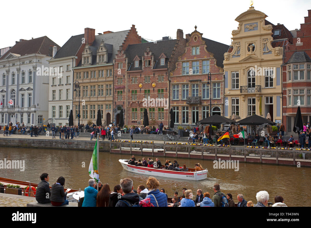 Flusses Leie Waterfront, Touristen Boote auf dem Fluss Segeln, Graslei ist ein Kai in der historischen Stadt, Gent, Belgien, Europa Stockfoto