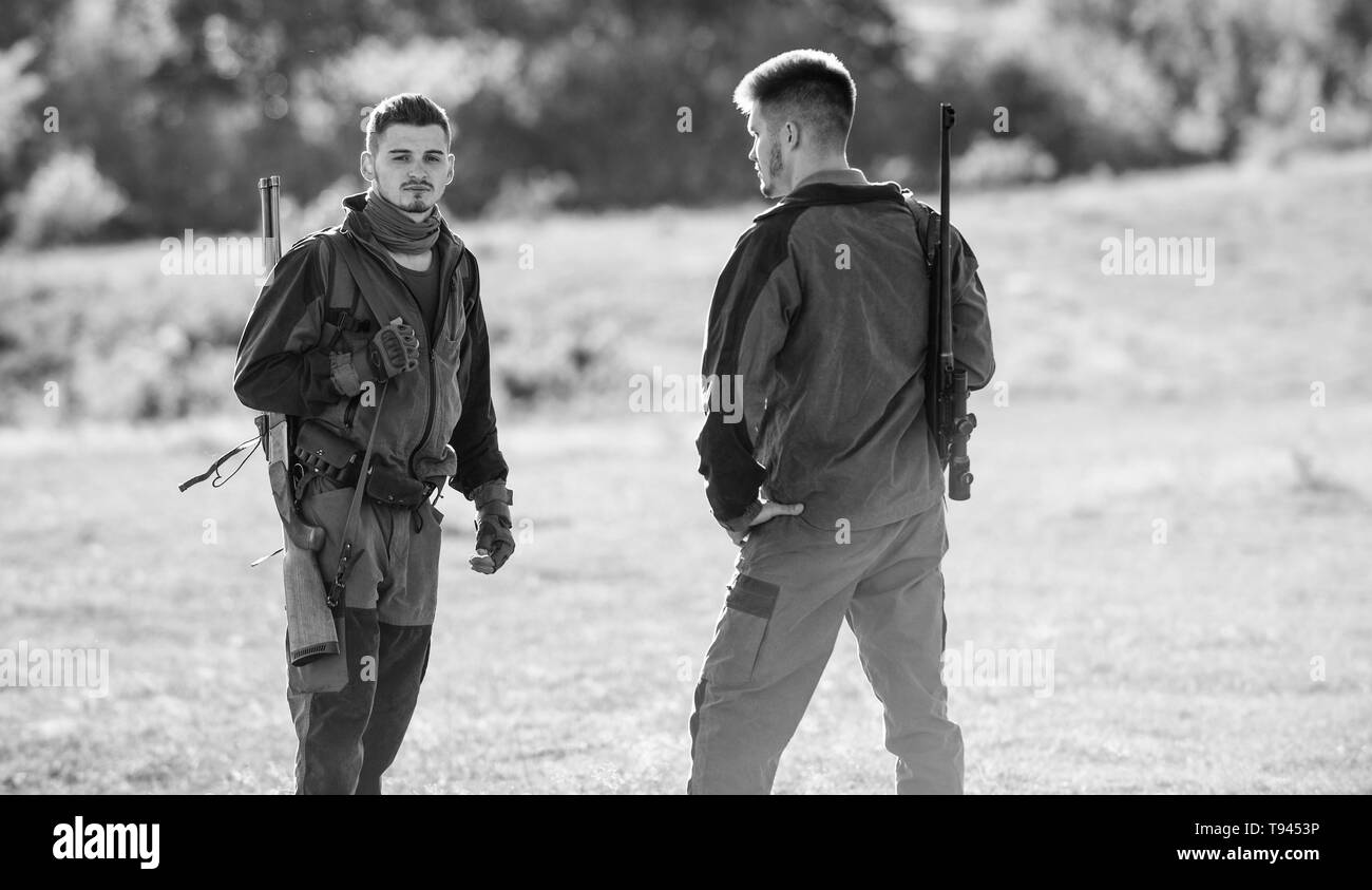 Mann Jäger mit Gewehr Pistole. Boot Camp. Uniform Mode. Die Freundschaft der Männer Jäger. Die Streitkräfte. Camouflage. Jagd Fähigkeiten und Waffen Ausrüstung. Wie schalten Sie die Jagd in Hobby. Zukunft. Stockfoto