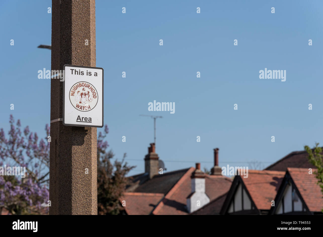 Neighborhood Watch. Neighborhood Watch. Schild an einen Laternenpfahl mit Eigenschaften, Häuser. Dies ist eine Neighborhood Watch. Lokale Sicherheit Stockfoto