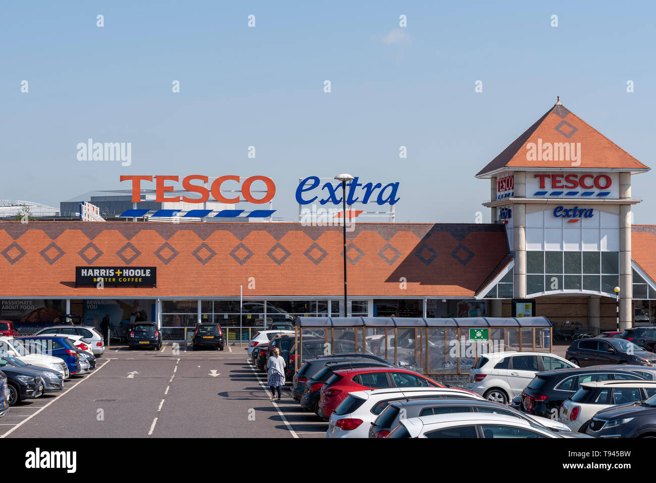 Tesco Extra auf einem 127 Prinz Avenue, Southend On Sea, Essex, Großbritannien. Gebäude und Parkplatz. Harris und Hoole besser Kaffee. Menschen, Autos. Volle Parkplatz Stockfoto