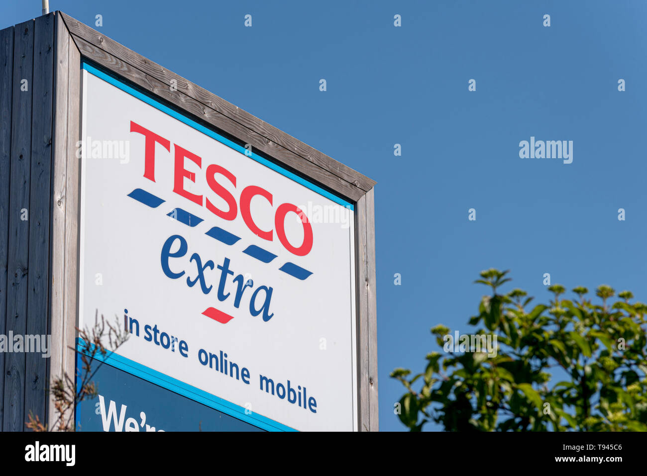 Tesco Extra auf der A127 Prince Avenue, Southend on Sea, Essex, Großbritannien. Unterzeichnen Sie mit im Geschäft, online, mobile SMS Stockfoto