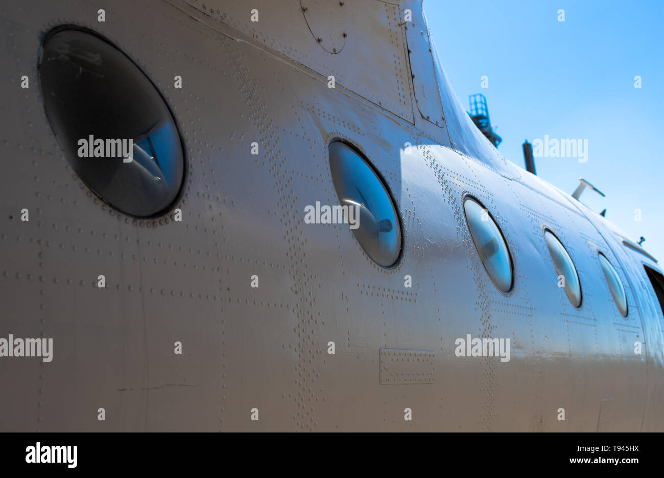 Rumpf Kabine. Teil des Flugzeugs. Der Körper der Flugzeuge gegen den blauen Himmel. Stockfoto
