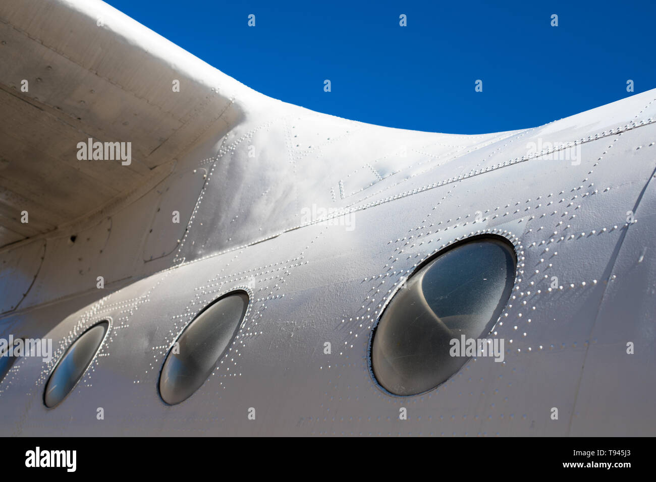 Rumpf Kabine. Teil des Flugzeugs. Der Körper der Flugzeuge gegen den blauen Himmel. Stockfoto