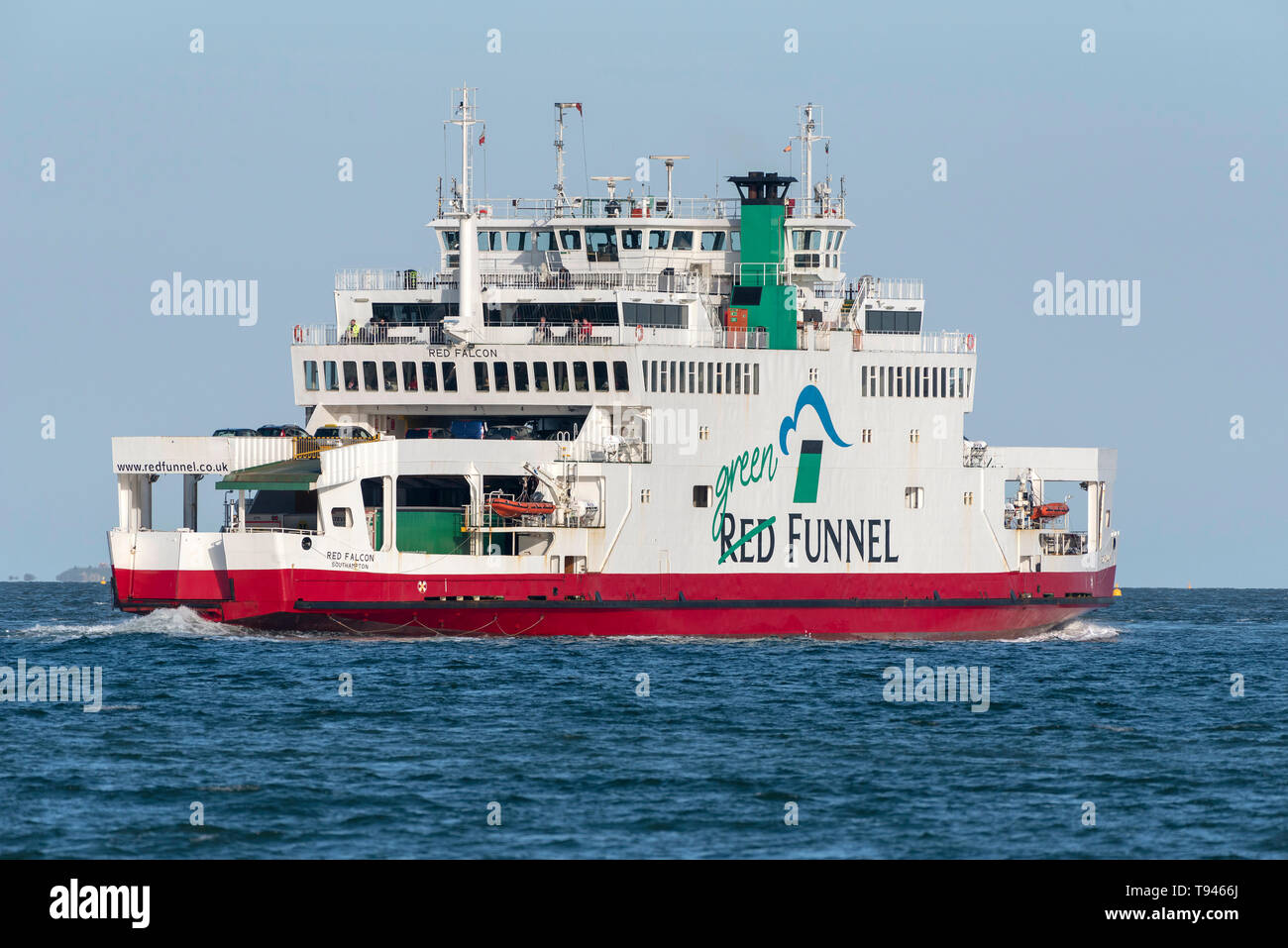 Southampton, England, UK. Mai 2019. Die Grün Rot Trichter roro Fähre ausgehenden auf der Insel Wight. Stockfoto