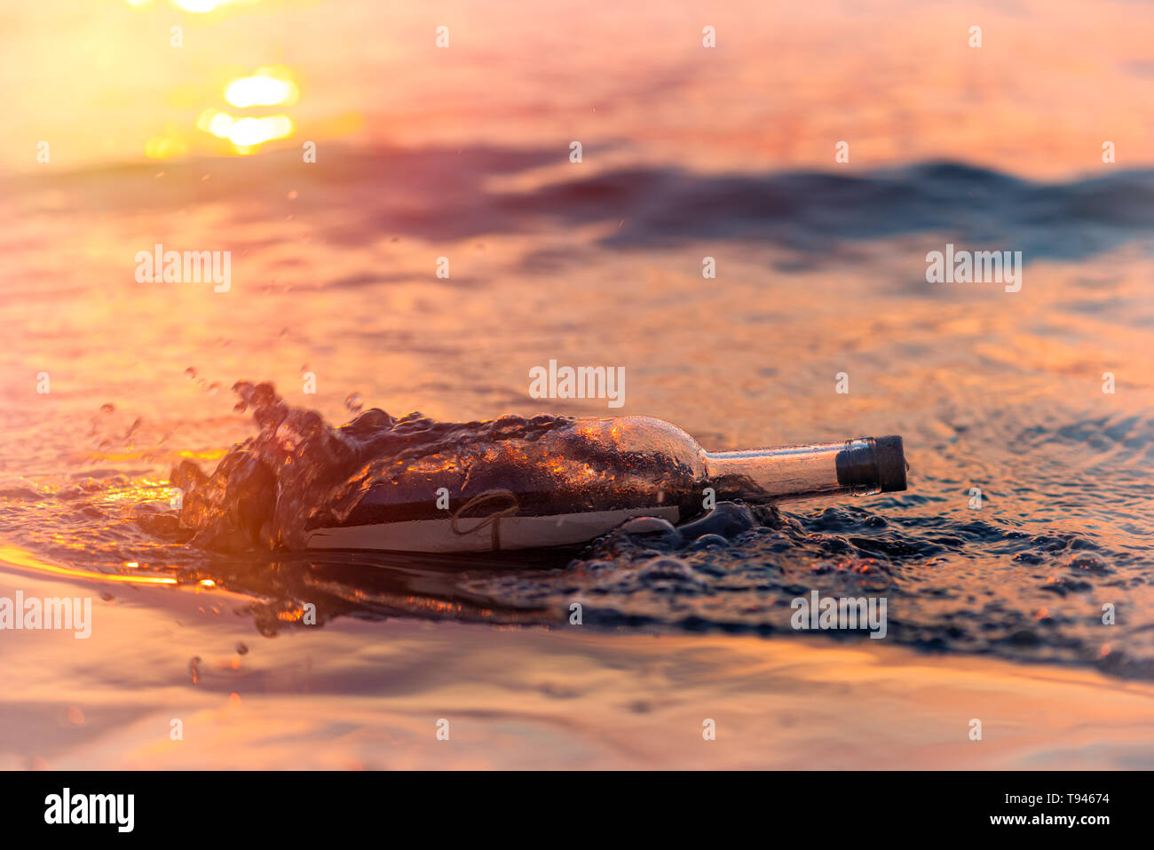 Nachricht in einer Flasche mit korkgeschmack am Strand, um Hilfe zu bitten Stockfoto