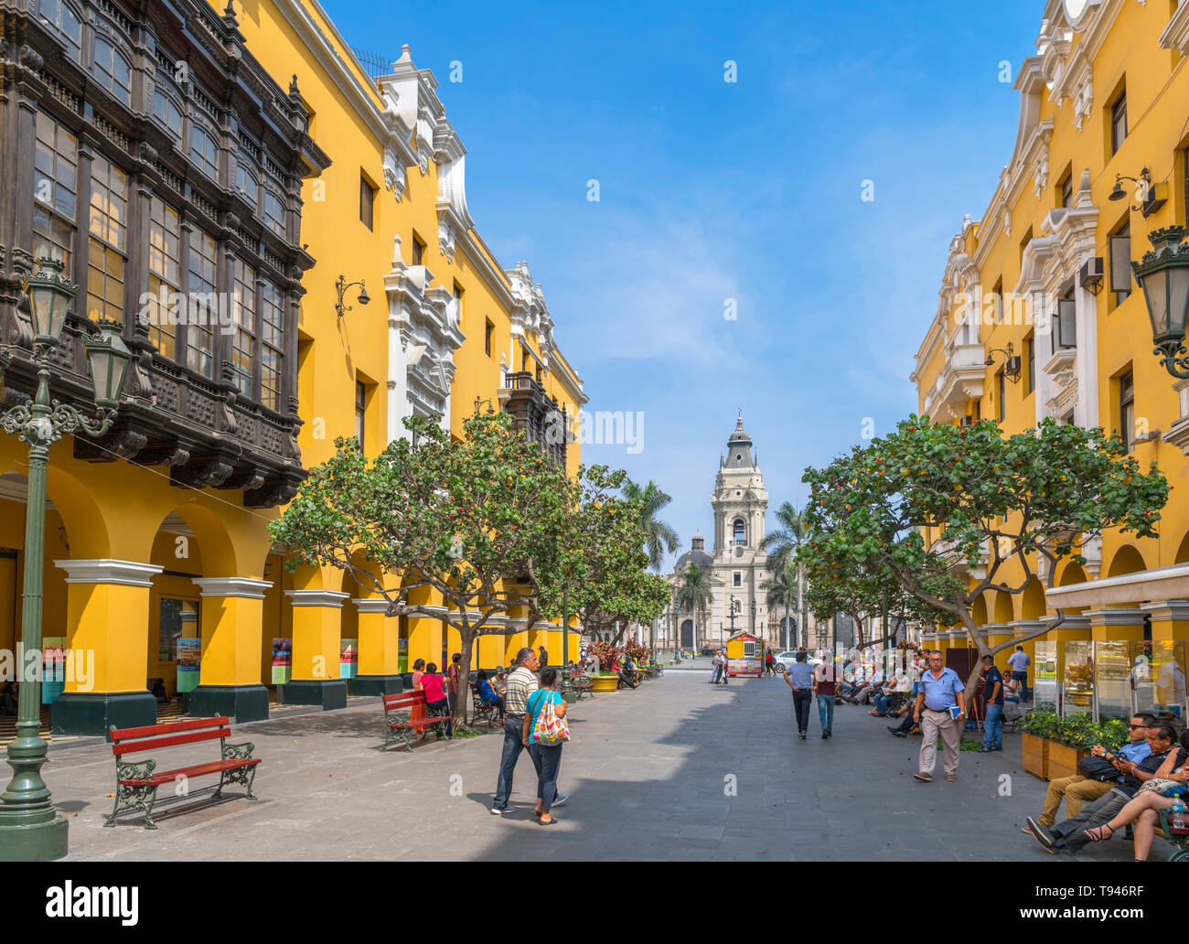 Die Pasaje Santa Rosa mit Blick auf die Kathedrale an der Plaza de Armas (Plaza Mayor), Centro Historico (historisches Zentrum), Lima, Peru, Südamerika Stockfoto