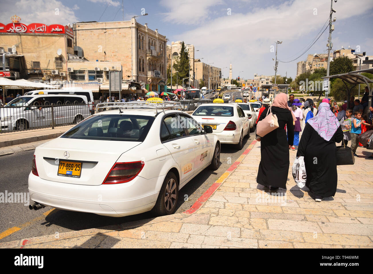 Muslimische Frauen gehen auf der Straße im östlichen Teil Jerusalems. Der östliche Teil der Stadt ist der arabische Bezirk. Stockfoto
