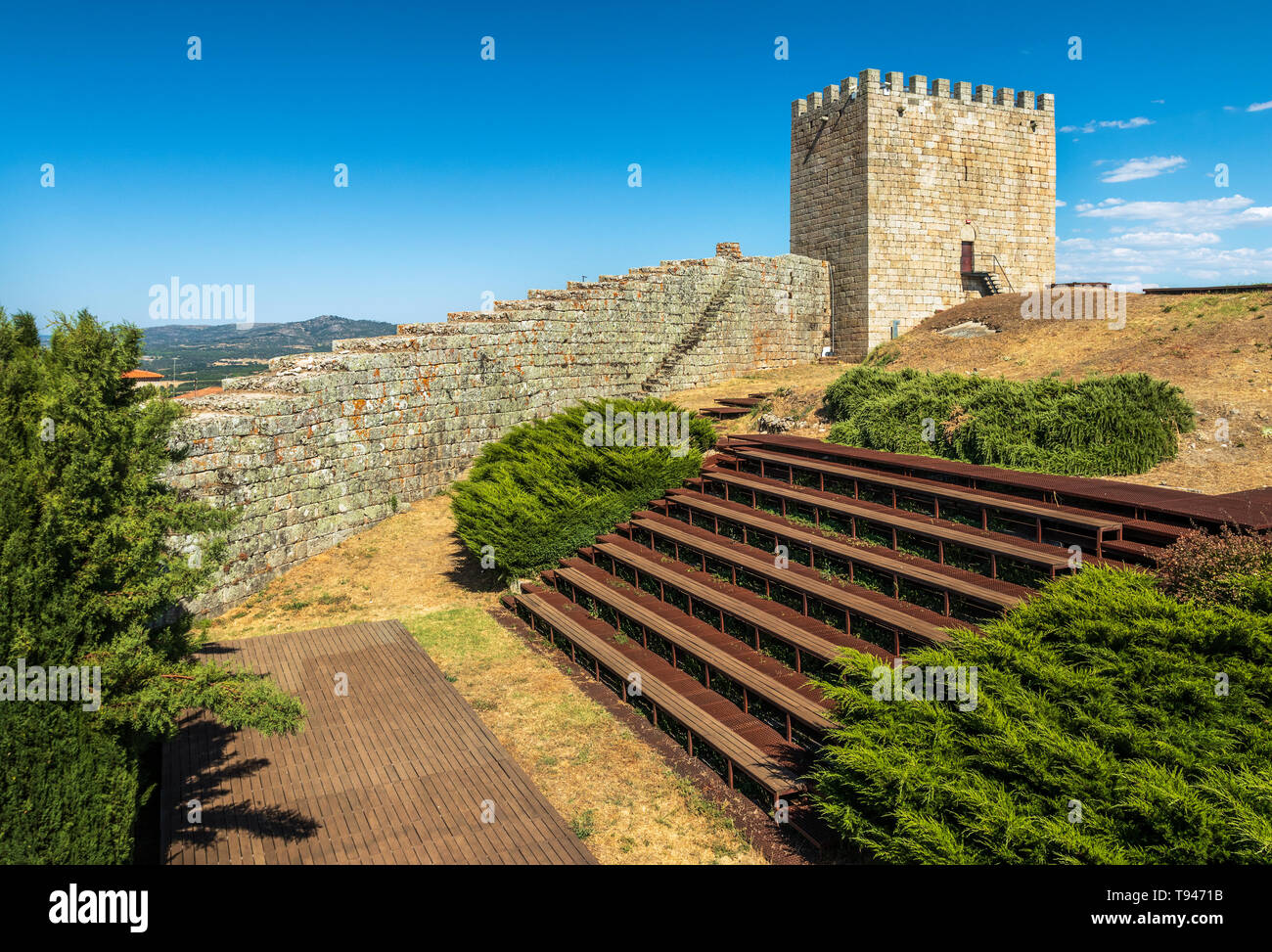 Celorico da Beira, Portugal - 15. August 2018: Blick in das Innere der Celorico da Beira Schloss, in Portugal, mit dem Amphitheater im foregro Stockfoto