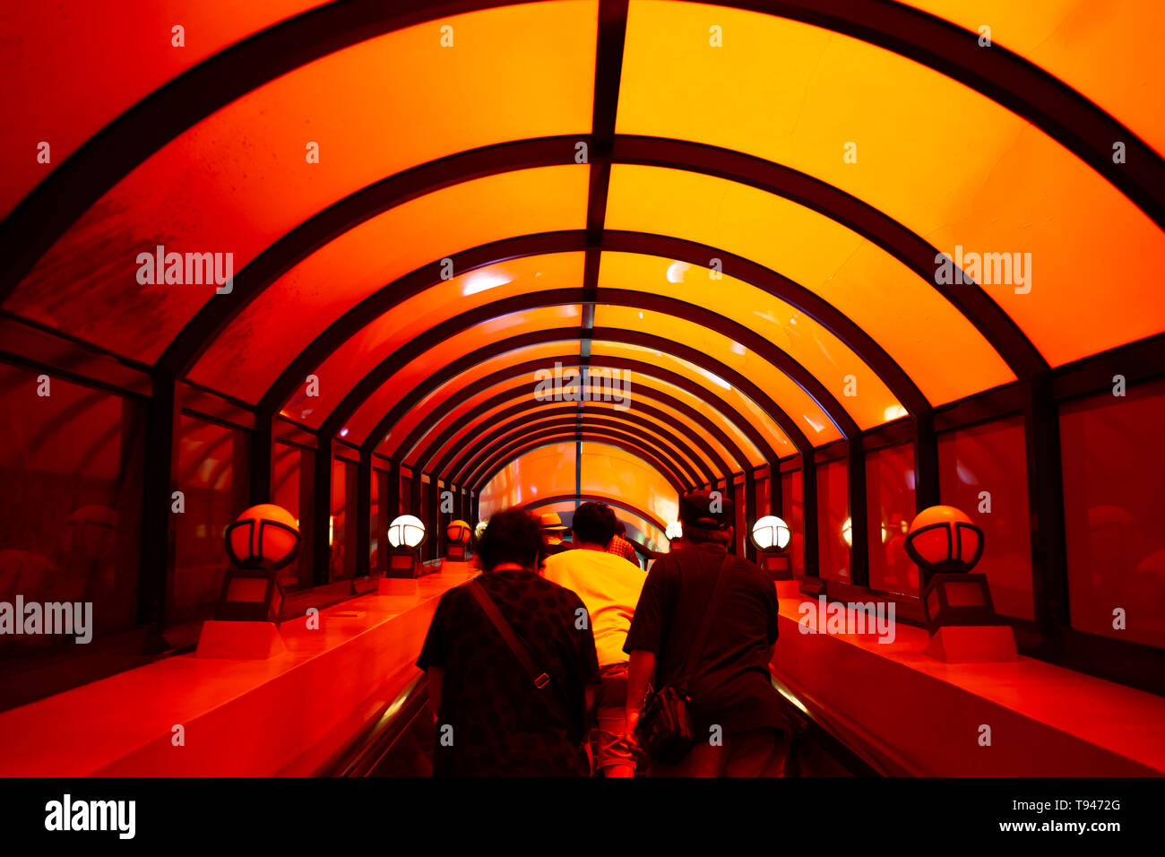 Bizarre Rolltreppe am Okinawan Theme Park, Okinawa Welt ist, dass die Höhle das Land anschließen. Stockfoto