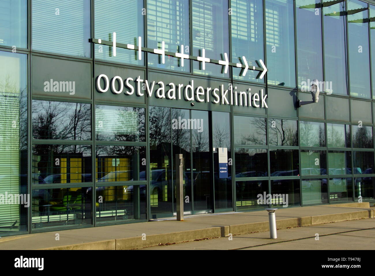 Almere Buiten, Niederlande - 18 Februar 2019: Eingang der Niederländischen forensisch-psychiatrischen Zentrum der Oostvaarderskliniek. Stockfoto