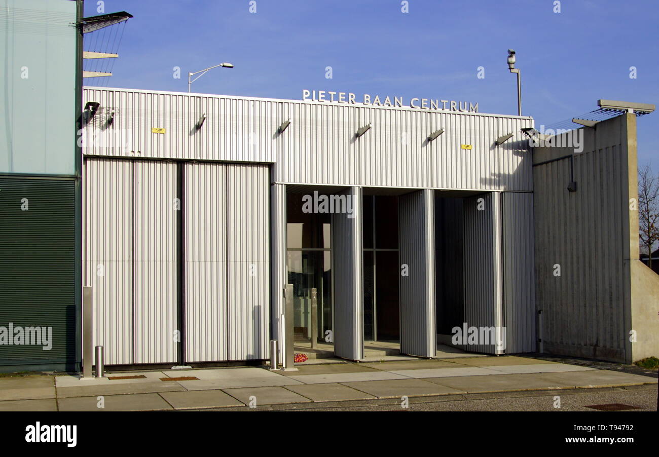 Almere Buiten, Niederlande - 18 Februar 2019: Eingang Logo der Niederländischen forensisch-psychiatrischen Beobachtung Klinik Pieter Baan Center. Stockfoto