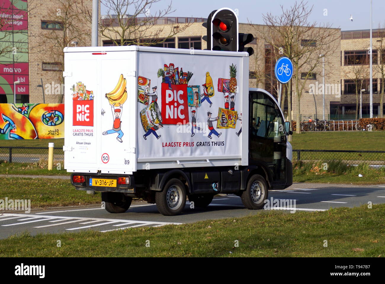 Almere Buiten, Niederlande - Februar 18, 2019: Elektrische Lieferung Fahrzeug E-Worker von Picknick, einem Niederländischen online Supermarkt. Stockfoto