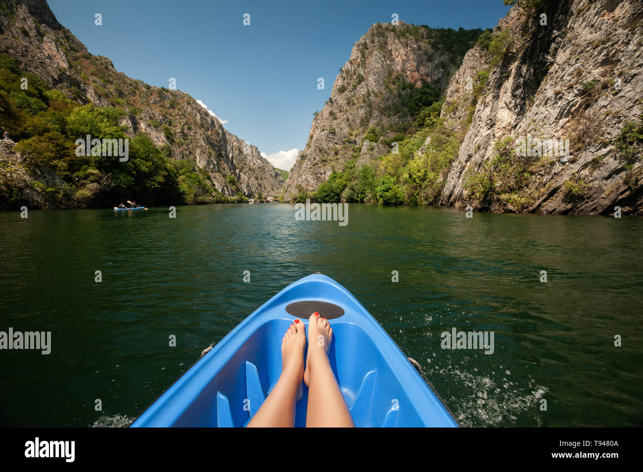 Kajak durch Fluss in Matka Canyon, Mazedonien. Frau Beine in der blauen Kajak Stockfoto